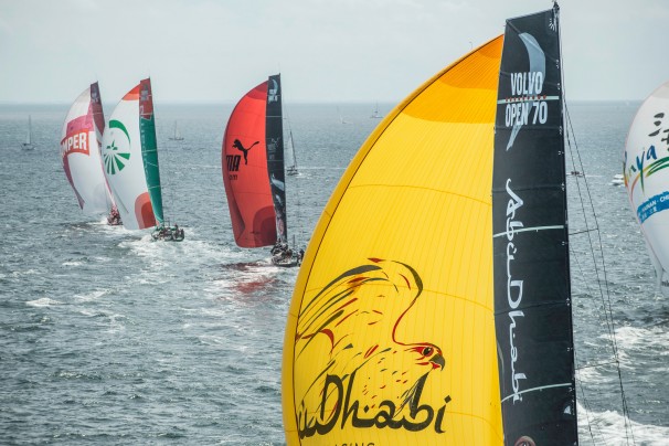 Volvo Ocean Race: a 200 miglia da Galway Groupama controlla