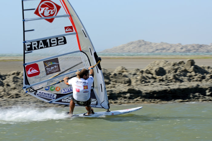 Antoine Albeau sfora i 53 nodi: record nel windsurf